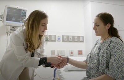 Кодирование Аквилонг в Ермолино Врач держит пациентку за руку